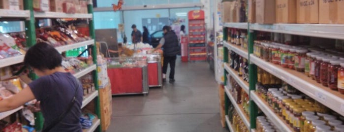 Yan's Supermarket is one of Locais curtidos por Kirsten.