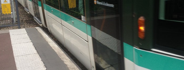 Station Les Moulineaux [T2] is one of Tramways de Paris.