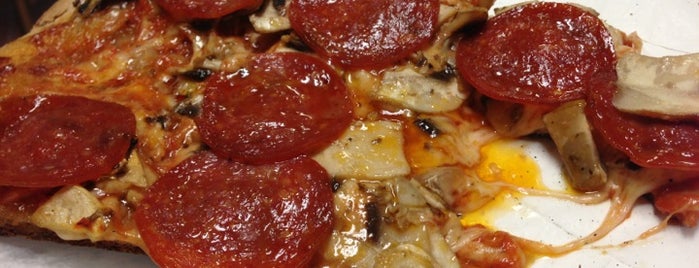Freddie & Pepper's Pizza is one of Locais salvos de John.