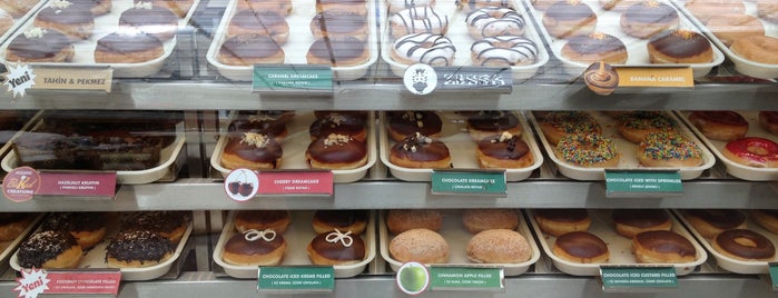 Krispy Kreme is one of Orte, die Ulas gefallen.