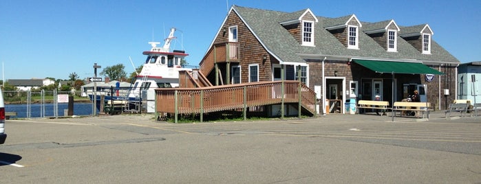 Davis Park Ferry Terminal is one of Orte, die Steve gefallen.