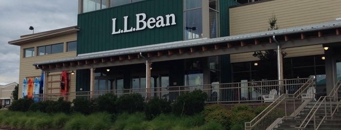 L.L.Bean is one of Tempat yang Disukai MaryEllen.