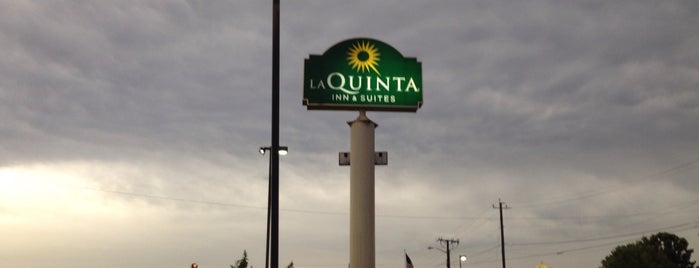 La Quinta Inn & Suites by Wyndham Knoxville East is one of สถานที่ที่ Chelsea ถูกใจ.