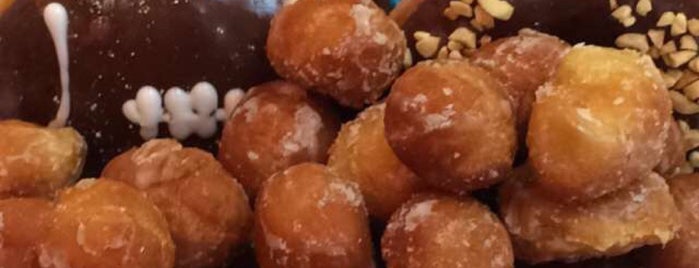 Donut Paradise is one of Locais curtidos por Nadia.
