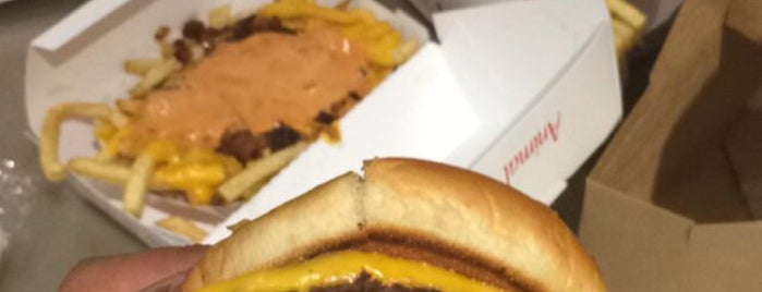 In-N-Out Burger is one of Locais curtidos por Nadia.