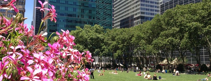 Bryant Park is one of Lugares favoritos de Nadia.