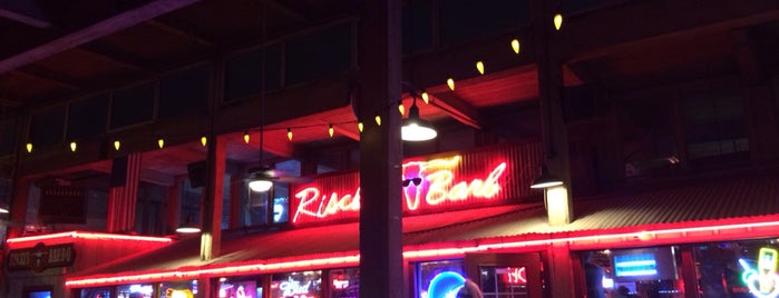 Riscky's BBQ is one of สถานที่ที่ Nadia ถูกใจ.