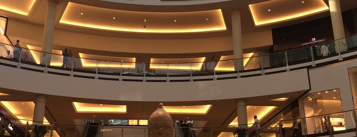 Mall of the Emirates is one of Tempat yang Disukai Nadia.