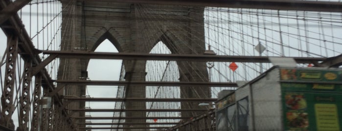 Brooklyn Bridge is one of Orte, die Nadia gefallen.