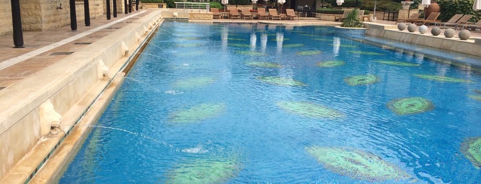 Grand Hyatt Swimming Pool is one of Tempat yang Disukai Nadia.