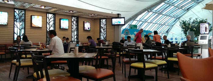 Silom Village Restaurant is one of Tempat yang Disukai Alex.