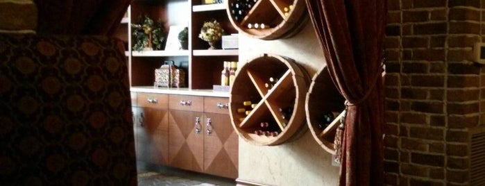 The Vineyard Wine Company is one of Locais salvos de Dave.