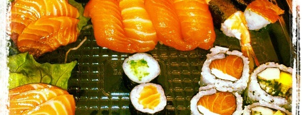 Sushi Roots Express is one of Locais salvos de Mariana.