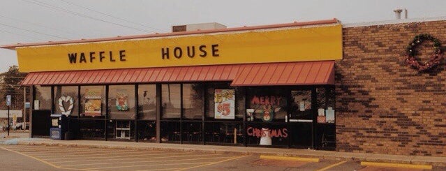 Waffle House is one of Caseyさんのお気に入りスポット.