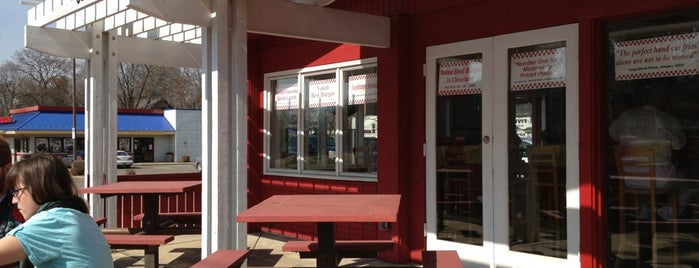 Five Guys is one of Shawnaさんのお気に入りスポット.
