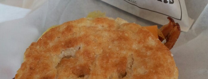 Bojangles' Famous Chicken 'n Biscuits is one of Oliviaさんのお気に入りスポット.