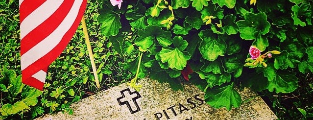 St Peter And Paul Cemetary is one of Julietaさんのお気に入りスポット.