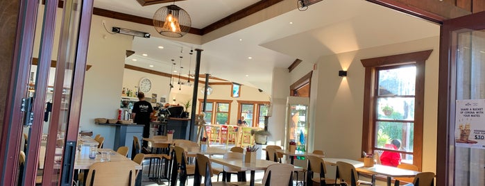 Penguin Cafe & Bar is one of Lieux sauvegardés par Klaus.