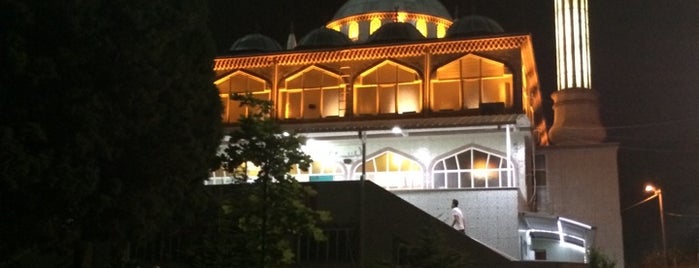 Karşıyaka Camii is one of Tempat yang Disukai Emrah.