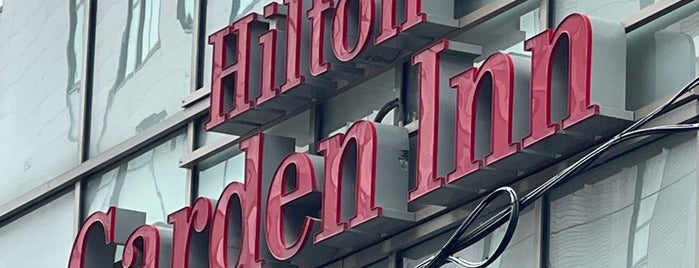 Hilton Garden Inn is one of Orte, die Joyce gefallen.