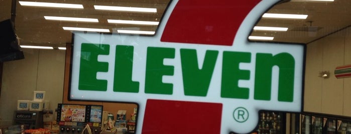 7-Eleven is one of สถานที่ที่ Sarah ถูกใจ.