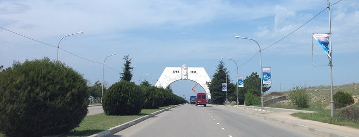 Триумфальная арка в честь 200-летия Севастополя is one of Крым.