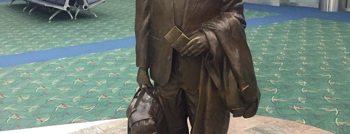 Victor G. Atiyeh Statue is one of Ricardo'nun Beğendiği Mekanlar.