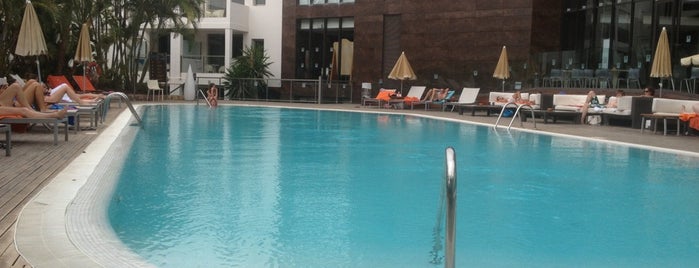 "Relax" Pool is one of Lugares favoritos de Valeria.