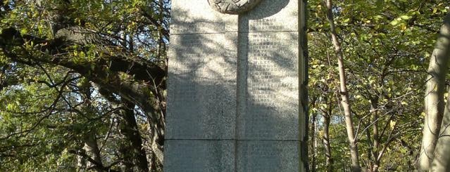 Longwood War Memorial is one of charles'in Beğendiği Mekanlar.