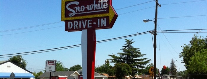 Sno-white Drive-In is one of สถานที่ที่ Galen ถูกใจ.