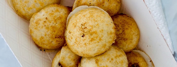 Mama Mae Ting's Coconut Cakes is one of Posti salvati di PlasticOyster.
