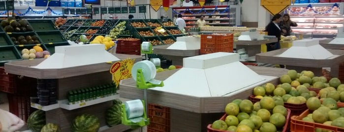 Vivian Supermercados is one of สถานที่ที่ Alan Jefferson ถูกใจ.