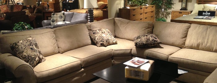 Darvin Furniture is one of Lugares favoritos de Mike.