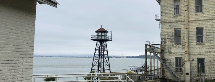 Alcatraz Guard Tower is one of Lugares favoritos de K.