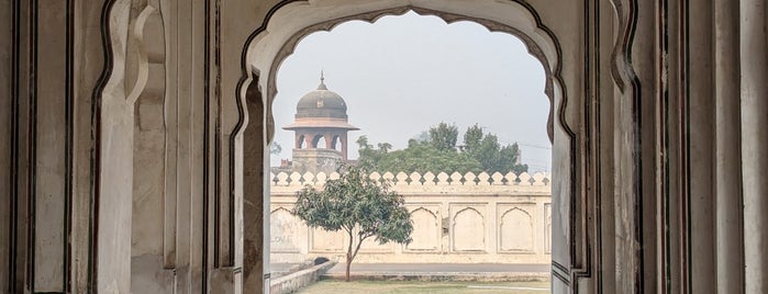Shalimar Gardens is one of Buildings.