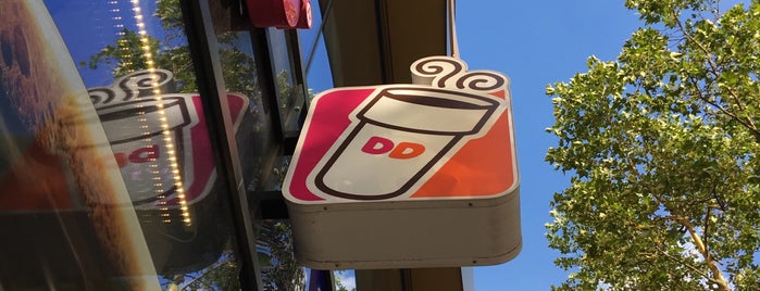 Dunkin' is one of Lugares guardados de N..