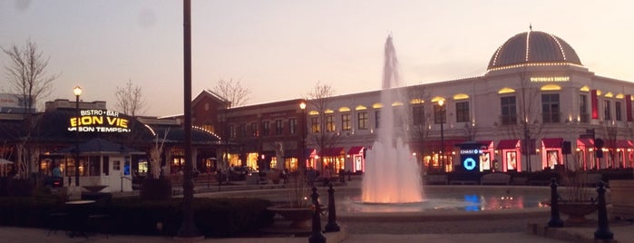 Easton Town Center is one of Columbus Visitor's To Do List.