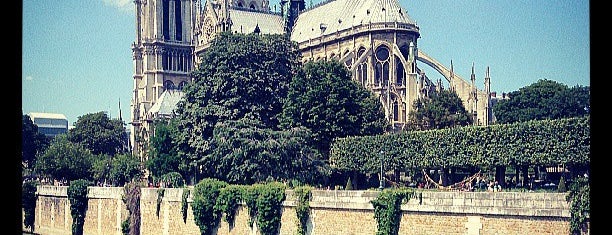 Pont de l'Archevêché is one of Place to visit in Paris.