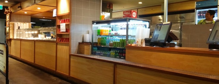 Egg Sake Bistro is one of Tempat yang Disukai Jun.