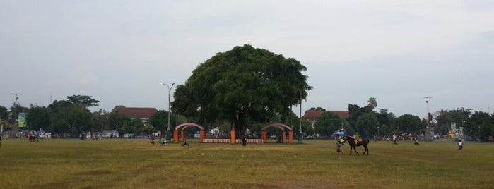 Alun-Alun Kebumen is one of สถานที่ที่ Hendra ถูกใจ.