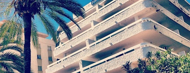 Aparthotel Puerto Azul is one of Hoteles recomendados en Marbella.