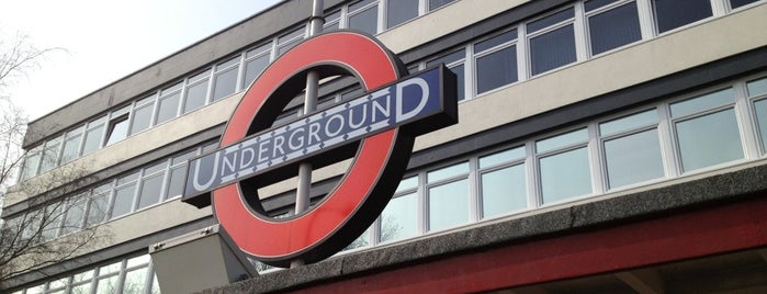 Cockfosters London Underground Station is one of süha : понравившиеся места.