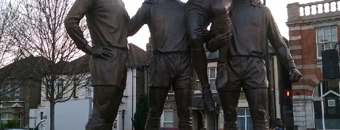 The Bobby Moore Statue is one of Lugares favoritos de Carl.