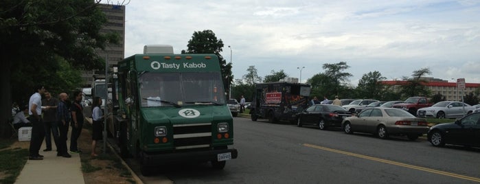 Greensboro Drive Food Trucks is one of สถานที่ที่ Jason ถูกใจ.
