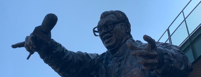 Harry Caray Statue by Omri Amrany & Lou Cella is one of Things to do in Chicago.