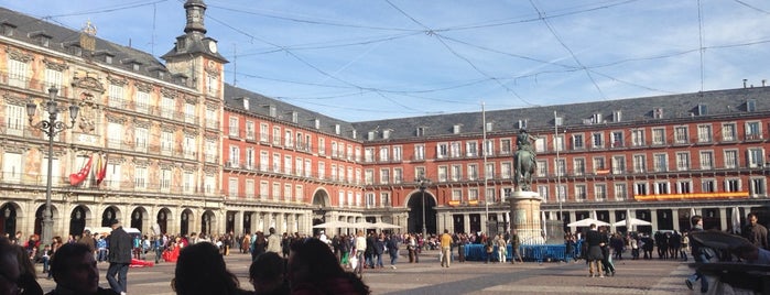 Plaza Mayor is one of Madrid en 24 horas.