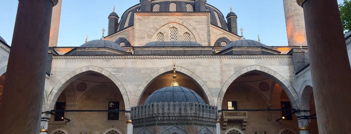 Yeni (Valide-i Cedid) Camii is one of สถานที่ที่ MEHMET YUSUF ถูกใจ.