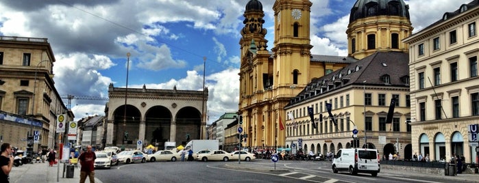 Odeonsplatz is one of Lugares favoritos de Amer.