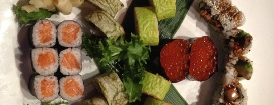 Ganga Asian Bistro & Sushi is one of Posti salvati di Lizzie.