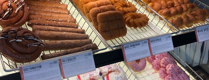 Dunkin’ Donuts is one of Tempat yang Disukai Ricardo.